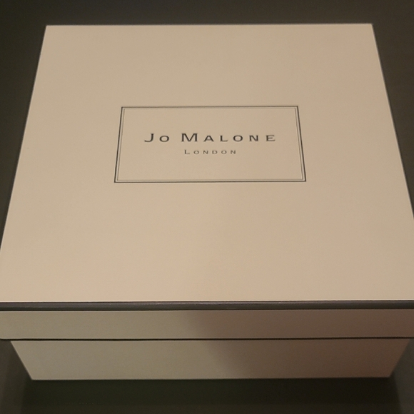 Jo Malone London Ivory Gift Box & Bag - Picture 7 of 13